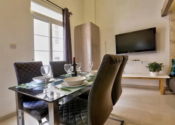 Charming Valletta 1 Bedroom Apartment Off Republic Street Sleeps 4