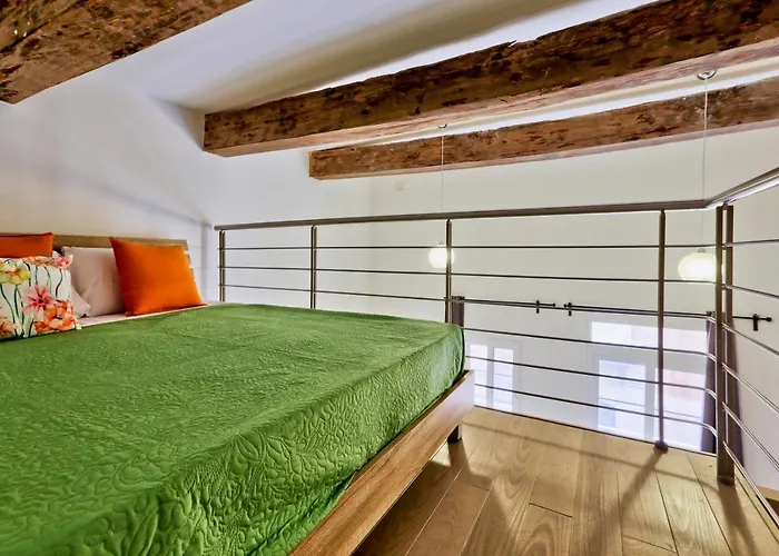 Charming Valletta 1 Bedroom Apartment Off Republic Street Sleeps 4
